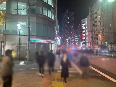 ブラッキーへの道順 3／5：一つ目の横断歩道を渡って直進を続けます。