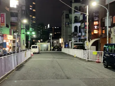 ラウンジ ジャングルへの道順 10／12：左折して直進すると突き当りに公衆トイレが出てきます。