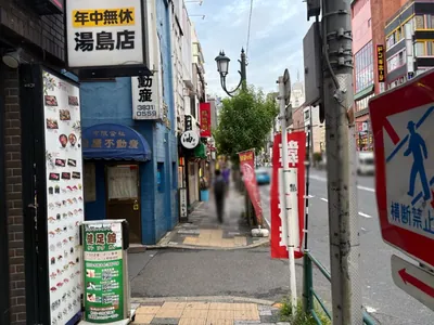 ソニョへの道順 3／6：左手一つ目の路地を左折します。