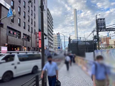 ディースへの道順 2／6：線路を右手にして直進します。