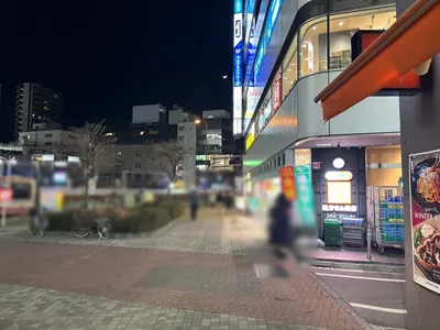 フェリスへの道順 3／8：右手一つ目の路地を超えて直進します。