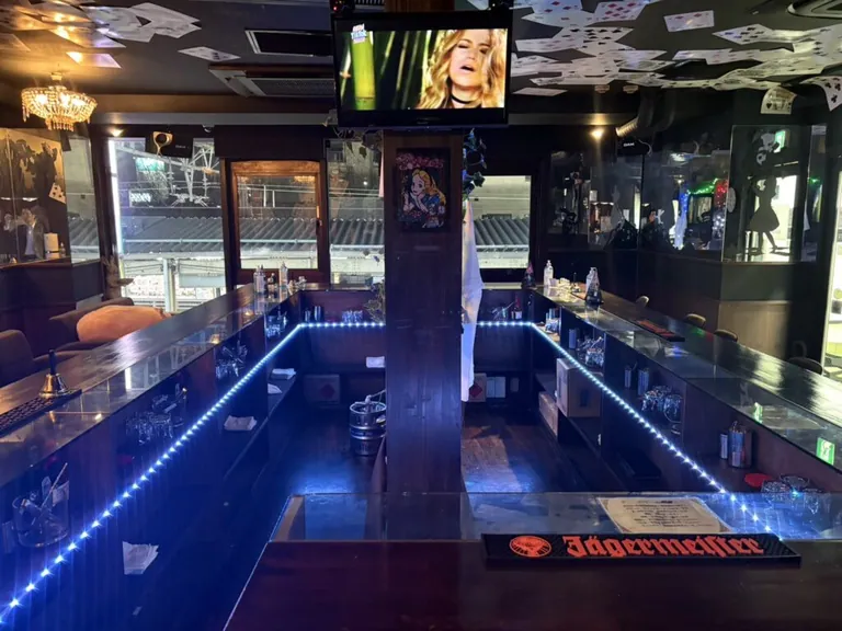千歳烏山 アリスの店内