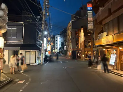 アドアへの道順 9／13：左手の二つ目の路地を左折します。