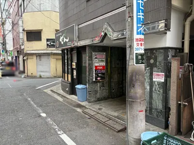 フォックスへの道順 6／6：右手路地手前右手に池袋フォックスの入る「田中ビル」があります。