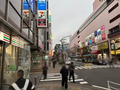 クラウンへの道順 6／10：左手一つ目の路地を左折します。