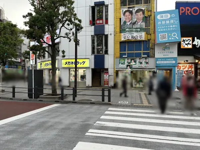 サラへの道順 3／6：渡ったら左に進みます。