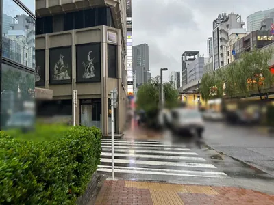 りぼん （リボン）への道順 5／9：一つ目の路地を超えて直進します。