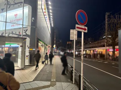 花 （ハナ）への道順 8／13：道路を右手に直進します。