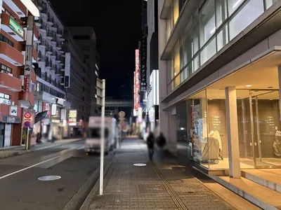 レオン （Girl’s Bar Leon）への道順 15／16：横断歩道を渡ったら左折します。