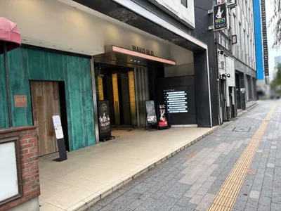フローラへの道順 6／6：少し進むと左手に銀座フローラの入る「和恒ビル」があります。