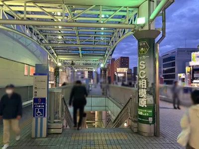 リベルタへの道順 2／5：駅を背中にして左手の階段を下ります。