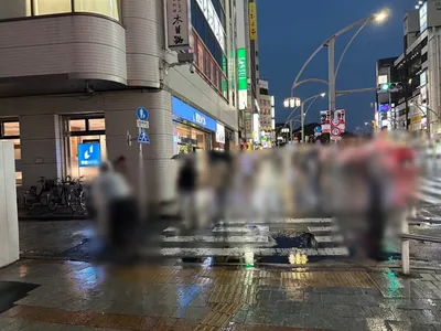 小鳥遊 （タカナシ）への道順 2／5：一つ目の路地を越えて直進を続けます。