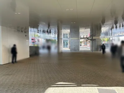 タイムリーへの道順 2／13：改札を背中にして左へ歩きます。