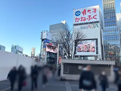レヴューへの道順 2／9：駅を背にして線路を左手に直進します。