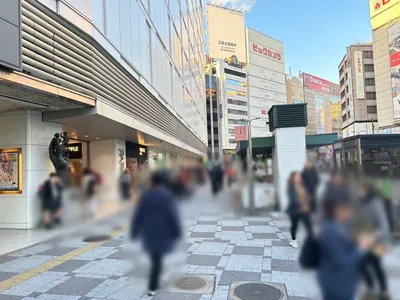 グランデへの道順 2／7：駅を背にして左に進みます。