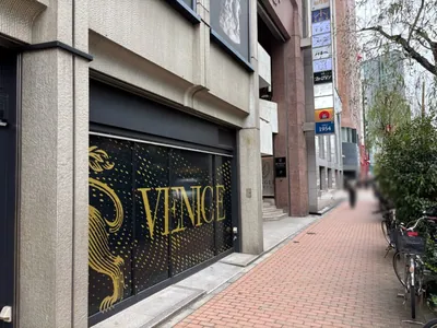 ファーストクラブへの道順 7／7：路地を越えてすぐ左手に銀座ファーストクラブの入る「SVAX銀座ビル」があります。