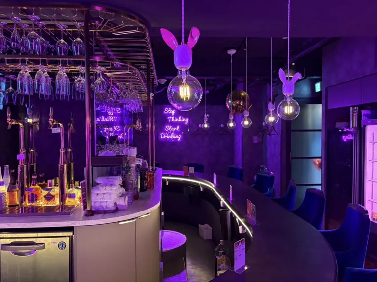 B4 （ビーフォー）の店内