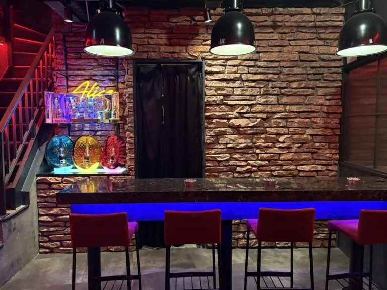 アリスの店内