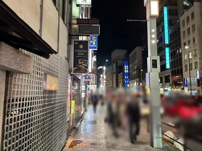 ブルジュへの道順 4／7：左折後、道路を右手に直進します。