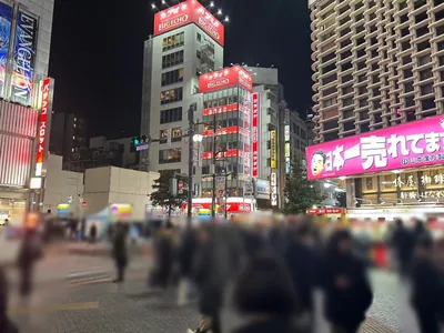 ラッシュへの道順 2／7：正面の横断歩道を渡り直進します。