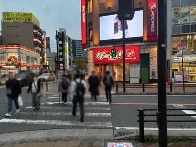 エムへの道順 4／14：正面の横断歩道を渡ります。