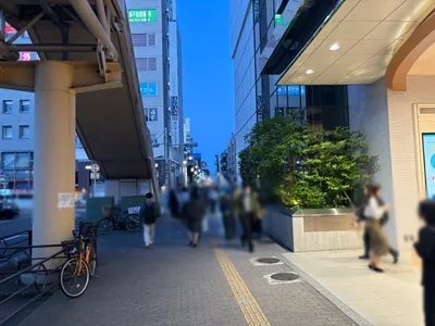 コルソへの道順 2／9：駅を背にして右手に進みます。