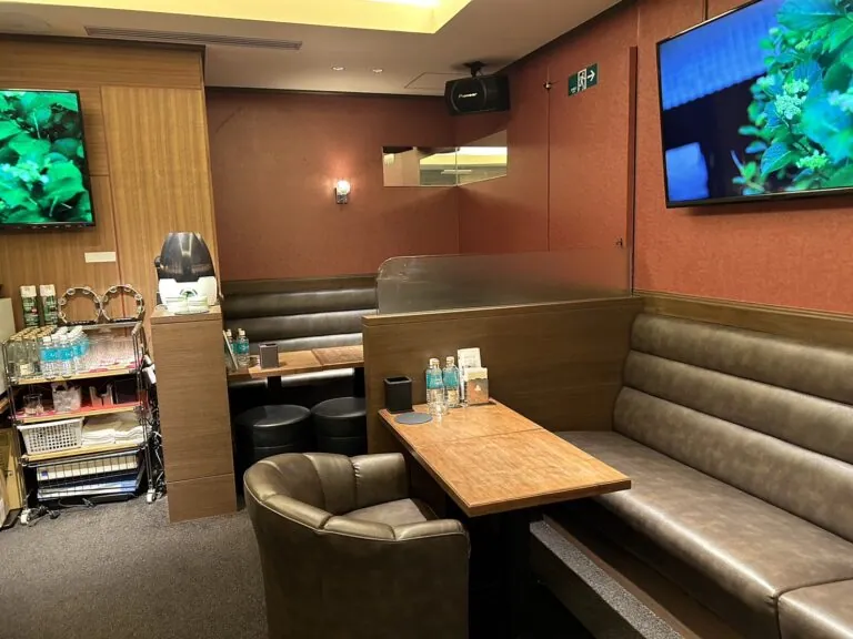 月の庭 （ツキノニワ）の店内