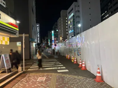 クロムへの道順 5／8：左手一つ目の路地を左折します。