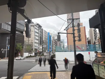 叡 （エイ）への道順 4／8：二つ目の横断歩道も渡ります。