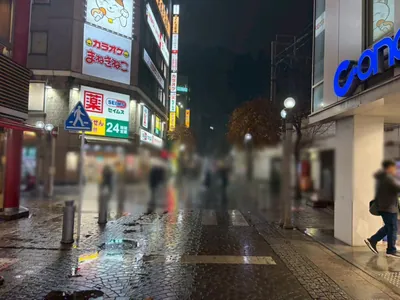 サロンへの道順 6／13：一つ目の左手路地を越えて直進をします。