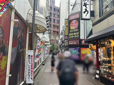 サラへの道順 11／12：右手路地を右折します。
