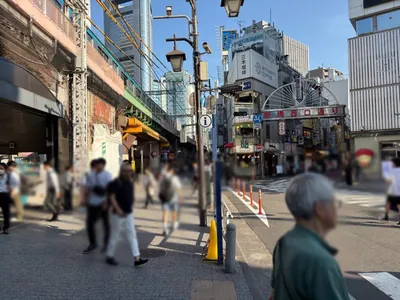 バーディーへの道順 2／5：駅を背にして左手に進みます。