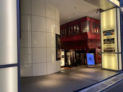 エンカウンター （jazz lounge en counter 六本木 本店）への道順 4／4：横断歩道を渡って右手に六本木エンカウンターの入るビルがあります。