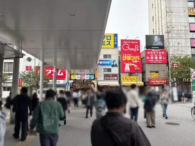 チョアミーへの道順 2／5：駅を背にして正面に進みます。