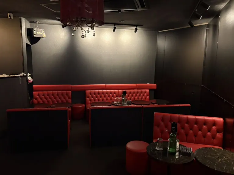 花 （ハナ）の店内