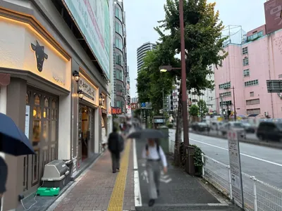 フォックスへの道順 2／6：道路を右手に直進します。