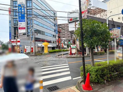蕨　タントラへの道順 3／5：一つ目の交差点を渡ります。