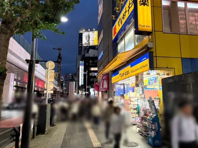 カメリア バニーラウンジへの道順 2／6：駅を背にして右手に進みます。