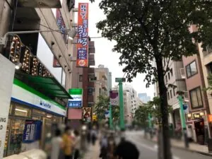パプリカへの道順 5／5：左手にファミリーマート(二つ目)が出てくるのでファミリーマートを過ぎると恵比寿パプリカの入り口があります。