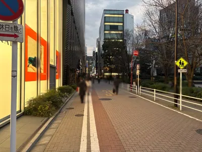 ツリーへの道順 4／8：直進します。