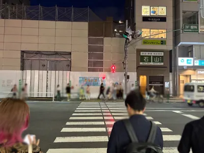 練馬　ジジへの道順 2／10：駅を背にして正面の横断歩道を渡ります。
