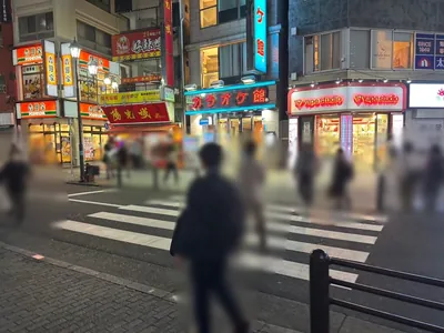 シナへの道順 3／9：渡ったらすぐ右手の横断歩道を渡ります。
