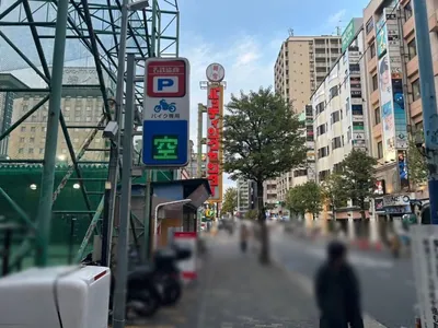 ロイヤルメルトへの道順 10／12：「新宿区役所通り」の交差点から一つ目の信号を越えます。