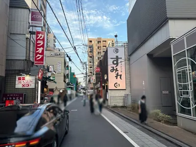 オブロングラウンジへの道順 2／6：駅を背中にして右へ歩きます。