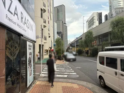 ブレアへの道順 9／10：二つ目の左手路地を左折します。