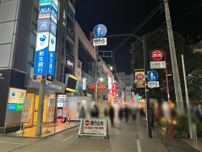 テラスへの道順 3／7：広場を右手に通りを直進します。