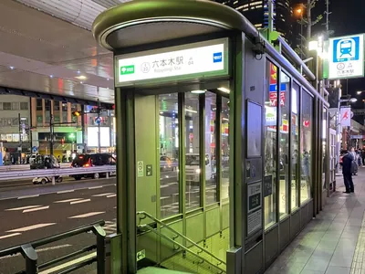 タイガへの道順 1／3：六本木駅6番出口を出たら出口を左手にして直進します。