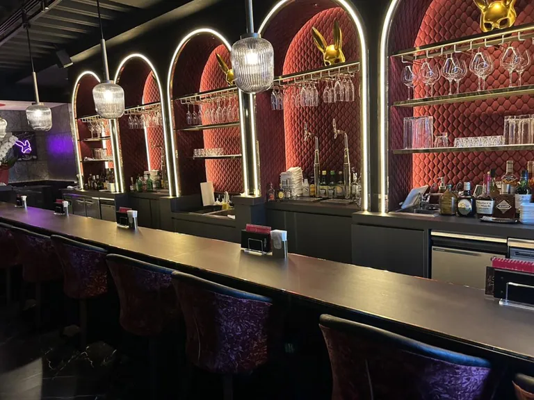 B4 (ビーフォー)の店内