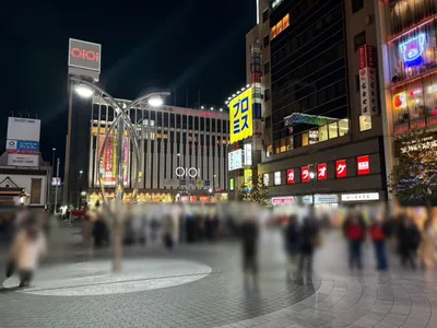 エマへの道順 2／8：ロータリーを左手に直進します。