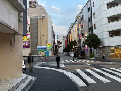 別世界 （ベツセカイ）への道順 12／13：一つ目の十字路を横断歩道を渡り直進します。